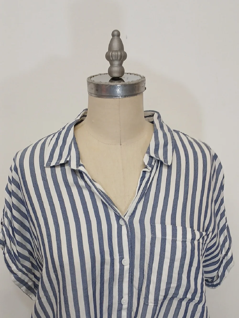 beachlunchlounge Blue and White Vertical Stripe Tie-Front Button Shirt / XL
